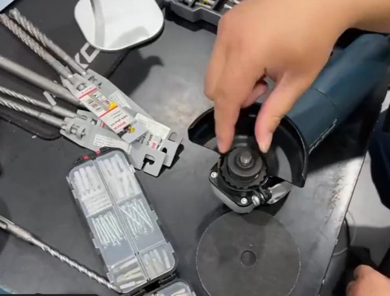 How to change the disc on an angle grinder?